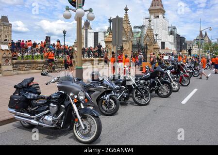 Ottawa, Canada - 1 luglio 2021: Una fila di moto di fronte a Parliament Hill durante il rally Cancel Canada Day. Essi ritengono che non sia corretto per c Foto Stock