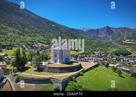 Veduta aerea del castello medievale, Valle d'Aosta Aymavilles Italia Foto Stock