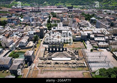 Veduta aerea delle rovine dell'antico teatro romano della città di Aosta Foto Stock