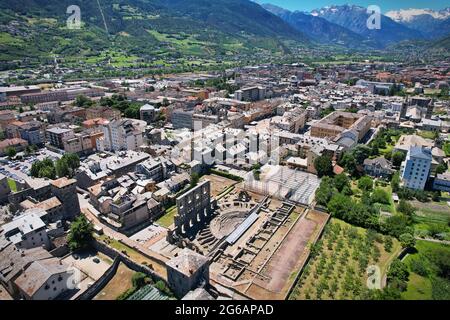 Veduta aerea delle rovine dell'antico teatro romano della città di Aosta Foto Stock