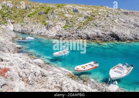 Pittoresca spiaggia rocciosa di Porto Roxa sulla costa occidentale dell'isola di Zante, Grecia Foto Stock