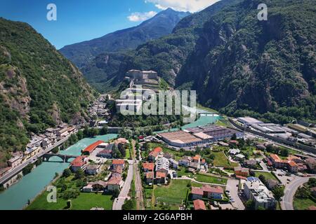 Splendidi castelli della Valle d'Aosta-fortezza di Bard, Italia settentrionale Foto Stock
