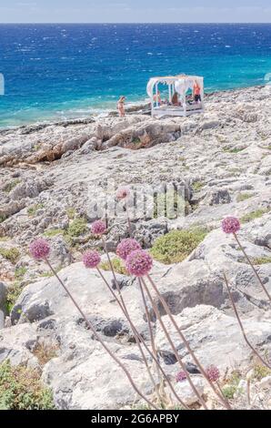Pittoresca spiaggia rocciosa di Porto Roxa sulla costa occidentale dell'isola di Zante, Grecia Foto Stock