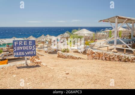 Pittoresca spiaggia rocciosa di Porto Roxa sulla costa occidentale dell'isola di Zante, Grecia Foto Stock