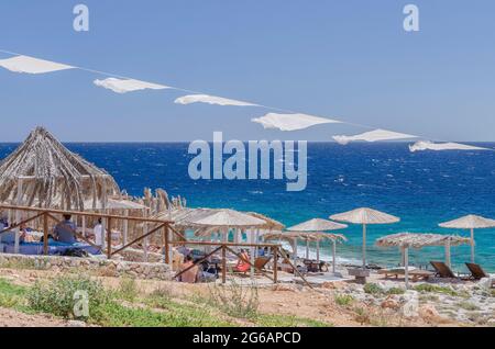 Pittoresca spiaggia rocciosa di Porto Roxa sulla costa occidentale dell'isola di Zante, Grecia Foto Stock