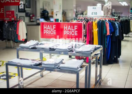 Accesso alla vendita nel negozio di abbigliamento. Grande sconto a causa della chiusura del negozio. Outlet con sconti. Black friday, concetto di giorno di pugilato. Messa a fuoco selettiva. Copia sp Foto Stock