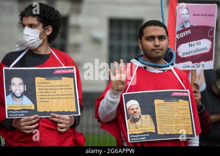 Londra, Regno Unito. 3 luglio 2021. Un attivista anti-colpo di Stato rende il gesto a quattro dita noto come Rabaa durante una protesta di fronte a Downing Street contro le esecuzioni politiche in Egitto, l'8° anniversario del colpo di stato militare egiziano contro il presidente Mohamed Morsi. 92 prigionieri politici sono stati giustiziati in Egitto dal colpo di Stato, con condanne a morte ratificate dal generale Abdel Fattah el-Sisi per altri 64. Credit: Mark Kerrison/Alamy Live News Foto Stock