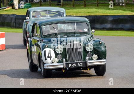 Jaguar Mk VII classica berlina, auto da corsa vintage in gara al St Marys Trophy al Goodwood Revival Historic Event, Regno Unito. Berlina di lusso Foto Stock