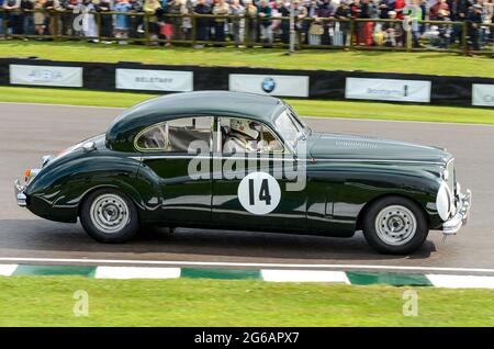 Jaguar Mk VII classica berlina, auto da corsa vintage in gara al St Marys Trophy al Goodwood Revival Historic Event, Regno Unito. Berlina di lusso Foto Stock