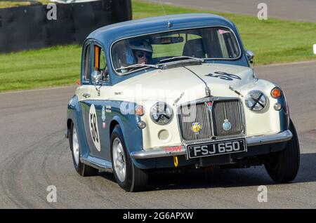 Rover 100 P4 classica berlina, auto da corsa vintage in gara al St Marys Trophy al Goodwood Revival storico evento, Regno Unito. In curva. Cacciavite femmina Foto Stock