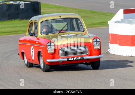 Ford Prefect 107E classica berlina, auto da corsa vintage in gara al St Marys Trophy al Goodwood Revival storico evento, Regno Unito. Piccola auto britannica Foto Stock