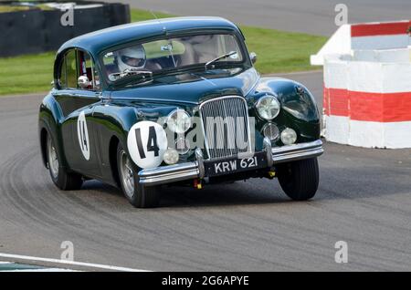 Jaguar Mk VII classica berlina, auto da corsa vintage in gara al St Marys Trophy al Goodwood Revival Historic Event, Regno Unito. Berlina di lusso Foto Stock