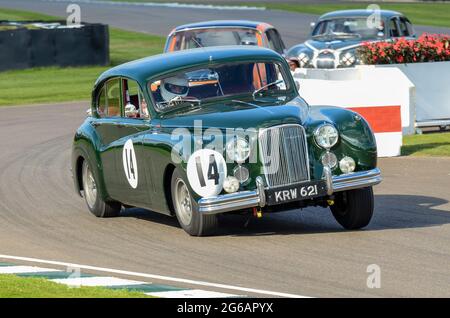 Jaguar Mk VII classica berlina, auto da corsa vintage in gara al St Marys Trophy al Goodwood Revival Historic Event, Regno Unito. Berlina di lusso Foto Stock