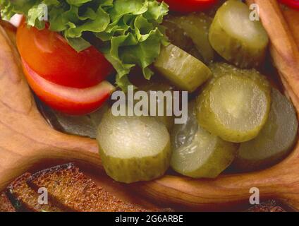 Piatto vegetale. Cetrioli e pomodori a fette con lattuga, primo piano. Foto Stock