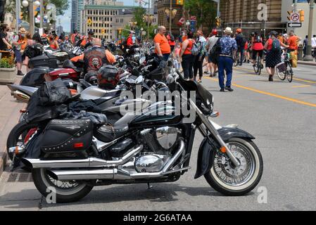 Ottawa, Canada - 1 luglio 2021: Una fila di moto di fronte a Parliament Hill durante il rally Cancel Canada Day. Essi ritengono che non sia corretto per c Foto Stock