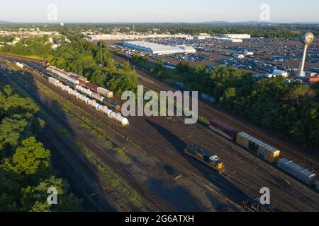 Aereo di treni multipli che viaggiano su binari nel New Jersey Foto Stock