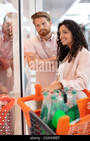 una coppia giovane e fortunata che acquista nel supermercato Foto Stock