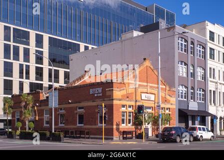 102 Quay Street edificio storico in Auckland costruito nel 1904 per Chelsea Sugar Not Brew circondato da alti edifici moderni. Foto Stock