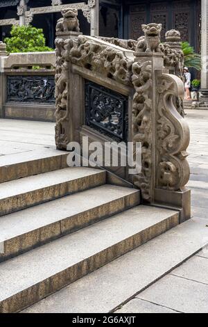 Un primo piano delle scale di pietra e recinzione della Chen Clan Academy a Guangzhou Foto Stock