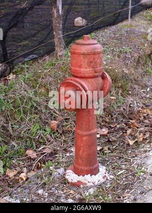 Idrante di fuoco rosso sulla strada a Corfù, Grecia Foto Stock