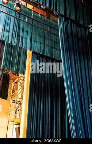 Primo piano della tenda gigante sul palco dell'auditorium Foto Stock