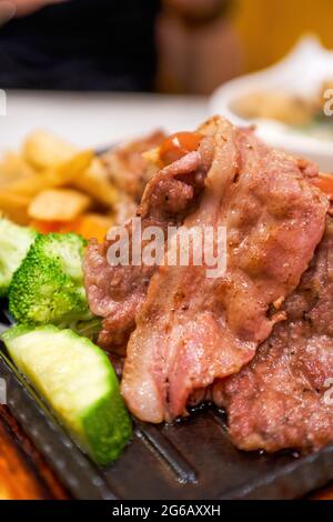 Delizioso piatto americano barbecue, bistecca, pancetta, salsiccia e patatine fritte Foto Stock