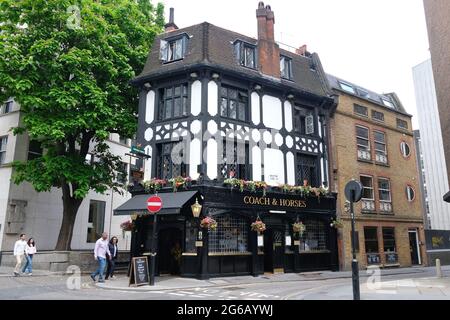 Il Coach & Horses è il pub più antico di Mayfair risalente al 1770. L'edificio storico di grado II conserva le sue cantine originali e una sala fredda. Foto Stock