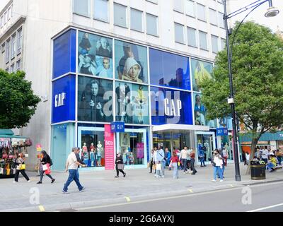 L'ammiraglia Gap Storefront in Oxford Street. Il rivenditore ha annunciato il 30 giugno che chiuderà tutti e 81 i suoi negozi nel Regno Unito Foto Stock