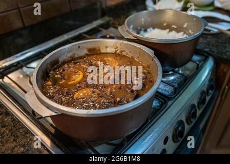 Feijoada (stufato di fagioli) - cibo tradizionale brasiliano (manzo secco, cavolo, arancia, riso, fagioli) Foto Stock