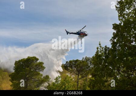 Draguignan, Francia. 02 luglio 2021. Un elicottero lascia cadere il suo carico d'acqua per spegnere un incendio durante una sessione di addestramento.le squadre antincendio svolgono una formazione finale di fronte al Ministro dell'interno Gerald Darmanin e il Ministro dell'ambiente Barbara Pompili. I mesi di maggio, giugno e luglio dovrebbero essere più caldi e più asciutti del normale come annunciato da Meteo France. Il rischio di incendio per questo periodo è al livello estremo più alto. (Foto di Laurent Coust/SOPA Images/Sipa USA) Credit: Sipa USA/Alamy Live News Foto Stock