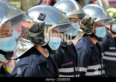 Draguignan, Francia. 02 luglio 2021. I vigili del fuoco con i loro caschi antincendio sono visti in prima linea per combattere contro gli incendi estivi.le squadre antincendio svolgono una formazione finale di fronte al ministro degli interni Gerald Darmanin e il ministro dell'ambiente Barbara Pompili. I mesi di maggio, giugno e luglio dovrebbero essere più caldi e più asciutti del normale come annunciato da Meteo France. Il rischio di incendio per questo periodo è al livello estremo più alto. (Foto di Laurent Coust/SOPA Images/Sipa USA) Credit: Sipa USA/Alamy Live News Foto Stock