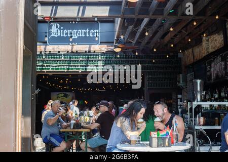 Columbus, Stati Uniti. 04 luglio 2021. I patroni del Biergarten si godono al ristorante dopo la Doo Dah Parade. La Doo Dah Parade, una tradizione del 4 luglio a Columbus, Ohio, porta moltitudini di persone fuori per celebrare il compleanno degli Stati Uniti d'America, e rivitalizza le imprese nel breve Nord. (Foto di Stephen Zenner/SOPA Images/Sipa USA) Credit: Sipa USA/Alamy Live News Foto Stock