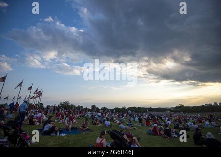 Washington, Stati Uniti. 04 luglio 2021. La gente si riunisce per celebrare il 245th Independence Day dell'America sul National Mall a Washington, DC domenica 4 luglio 2021. Foto di Bonnie Cash/UPI Credit: UPI/Alamy Live News Foto Stock