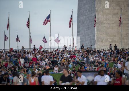 Washington, Stati Uniti. 04 luglio 2021. La gente si riunisce per celebrare il 245th Independence Day dell'America sul National Mall a Washington, DC domenica 4 luglio 2021. Foto di Bonnie Cash/UPI Credit: UPI/Alamy Live News Foto Stock