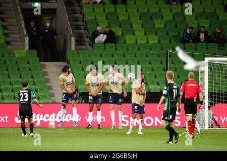 MELBOURNE, AUSTRALIA - 26 APRILE: Alessandro Diamanti del Western United calcia il pallone durante la partita di calcio Hyundai A-League tra Western United FC e Newcastle Jets il 26 aprile 2021 all'AAMI Park di Melbourne, Australia. (Foto di Dave Hewison) Foto Stock