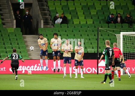 MELBOURNE, AUSTRALIA - 26 APRILE: Alessandro Diamanti del Western United calcia il pallone durante la partita di calcio Hyundai A-League tra Western United FC e Newcastle Jets il 26 aprile 2021 all'AAMI Park di Melbourne, Australia. (Foto di Dave Hewison) Foto Stock