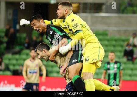 MELBOURNE, AUSTRALIA - 26 APRILE: Ryan Scott della Western United blocca la palla davanti a Tomoki Imai della Western United e Jason Hoffman dei Newcastle Jets durante la partita di calcio della Hyundai A-League tra Western United FC e Newcastle Jets il 26 aprile 2021 all'AAMI Park di Melbourne, Australia. (Foto di Dave Hewison) Foto Stock