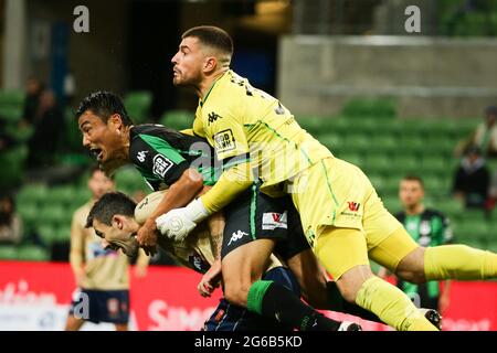 MELBOURNE, AUSTRALIA - 26 APRILE: Ryan Scott della Western United blocca la palla davanti a Tomoki Imai della Western United e Jason Hoffman dei Newcastle Jets durante la partita di calcio della Hyundai A-League tra Western United FC e Newcastle Jets il 26 aprile 2021 all'AAMI Park di Melbourne, Australia. (Foto di Dave Hewison) Foto Stock