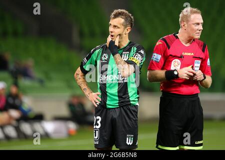 MELBOURNE, AUSTRALIA - 26 APRILE: Alessandro Diamanti del Western United attende la convocazione di un gol durante la partita di calcio Hyundai A-League tra Western United FC e Newcastle Jets il 26 aprile 2021 all'AAMI Park di Melbourne, Australia. (Foto di Dave Hewison) Foto Stock