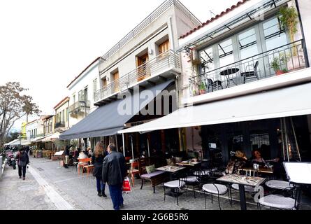 Taverne e ristoranti lungo la via Adrianou pdeestrian a Monastirakiou, Atene, Grecia. Foto Stock