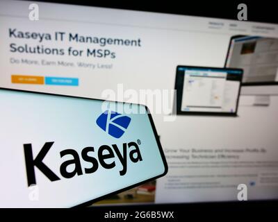 Telefono cellulare con logo della società americana DI gestione DELLA sicurezza IT Kaseya Limited sullo schermo davanti al sito Web. Mettere a fuoco il centro-destra del display del telefono. Foto Stock