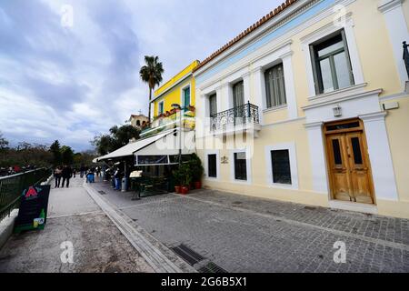 Taverne e ristoranti lungo la via Adrianou pdeestrian a Monastirakiou, Atene, Grecia. Foto Stock
