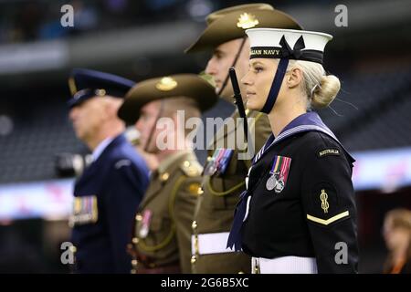 MELBOURNE, AUSTRALIA - 23 APRILE: Rappresentanti dell'Esercito, della Marina e dell'Aeronautica militare hanno partecipato alla cerimonia pre-partita ANZAC Day durante la partita di calcio Hyundai A-League tra Melbourne Victory e Western Sydney Wanderers FC il 23 aprile 2021 al Marvel Stadium di Melbourne, Australia. (Foto di Dave Hewison) Foto Stock