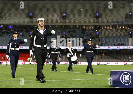 MELBOURNE, AUSTRALIA - 23 APRILE: Rappresentanti dell'Esercito, della Marina e dell'Aeronautica militare hanno partecipato alla cerimonia pre-partita ANZAC Day durante la partita di calcio Hyundai A-League tra Melbourne Victory e Western Sydney Wanderers FC il 23 aprile 2021 al Marvel Stadium di Melbourne, Australia. (Foto di Dave Hewison) Foto Stock