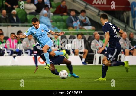MELBOURNE, AUSTRALIA - 17 APRILE: Adrian Luna di Melbourne City controlla il pallone durante la partita di calcio Hyundai A-League tra il Melbourne City FC e la Melbourne Victory il 17 aprile 2021 all'AAMI Park di Melbourne, Australia. (Foto di Dave Hewison) Foto Stock