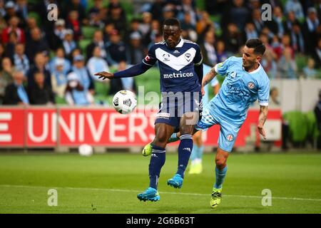 MELBOURNE, AUSTRALIA - 17 APRILE: Adama Traore of Melbourne Victory e Adrian Luna of Melbourne City durante la partita di calcio Hyundai A-League tra Melbourne City FC e Melbourne Victory il 17 aprile 2021 all'AAMI Park di Melbourne, Australia. (Foto di Dave Hewison) Foto Stock