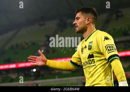 MELBOURNE, AUSTRALIA - 1° APRILE: Ryan Scott of Western United si congratula con i compagni di squadra durante la partita di calcio Hyundai A-League tra il Western United FC e il Melbourne City FC il 1° aprile 2021 all'AAMI Park di Melbourne, Australia. (Foto di Dave Hewison) Foto Stock