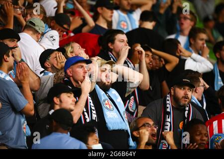 MELBOURNE, AUSTRALIA - 1° APRILE: Tifosi emotivi della città di Melbourne durante la partita di calcio Hyundai A-League tra il Western United FC e il Melbourne City FC il 1° aprile 2021 all'AAMI Park di Melbourne, Australia. (Foto di Dave Hewison) Foto Stock