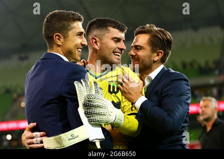 MELBOURNE, AUSTRALIA - 1° APRILE: Ryan Scott of Western United si fa amare dallo staff del Western United dopo una grande vittoria durante la partita di calcio Hyundai A-League tra il Western United FC e il Melbourne City FC il 1° aprile 2021 all'AAMI Park di Melbourne, Australia. (Foto di Dave Hewison) Foto Stock