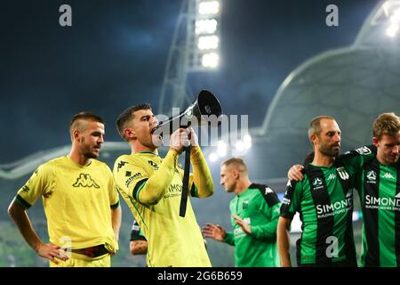 MELBOURNE, AUSTRALIA - 1 APRILE: Ryan Scott della Western United canta ai suoi fan su un megafono durante la partita di calcio Hyundai A-League tra il Western United FC e il Melbourne City FC il 1° aprile 2021 all'AAMI Park di Melbourne, Australia. (Foto di Dave Hewison) Foto Stock